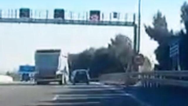 Imagen del camión embistiendo al vehículo en la C-32 a la altura de Viladecans (Barcelona) / CG