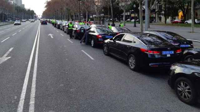 Los VTC toman la avenida Diagonal para exigir estar presencia en la reunión entre Generalitat y los taxistas / RAC1
