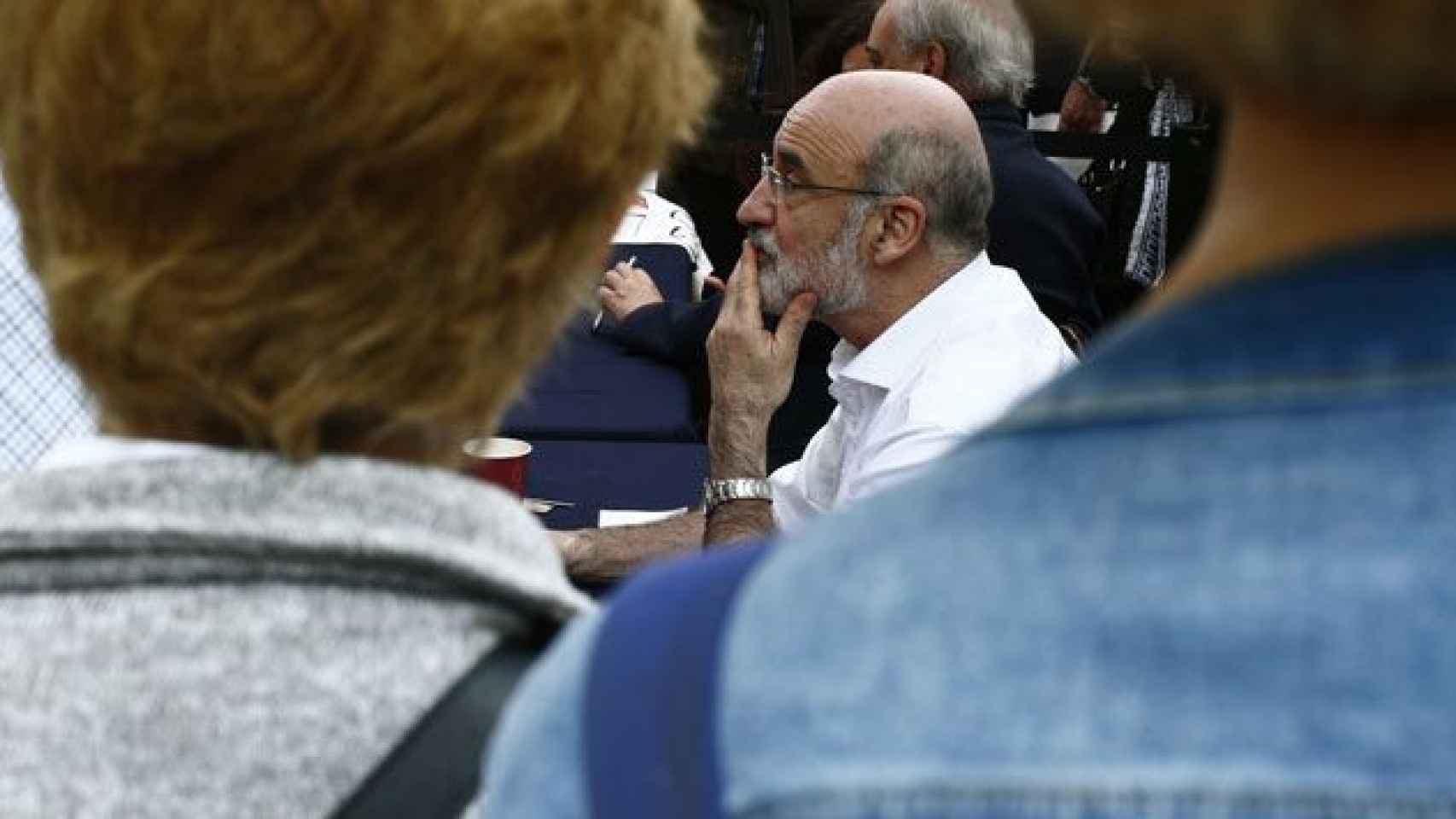 Fernando Aramburu firma ejemplares de 'Patria' por Sant Jordi en Barcelona / EFE