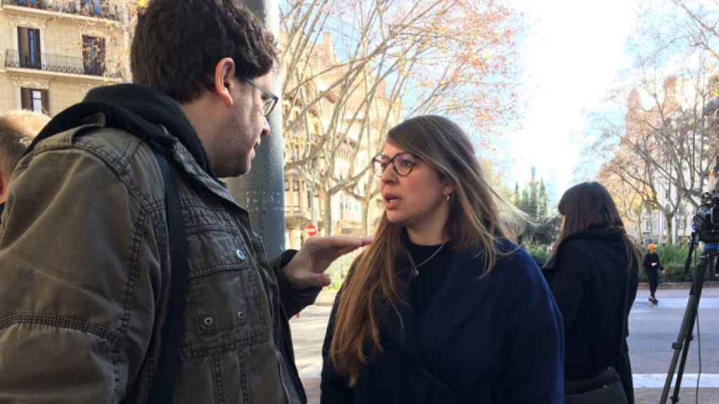 La teniente de alcalde, Janet Sanz, habla con los periodistas tras la rueda de prensa sobre el PEUAT / CG