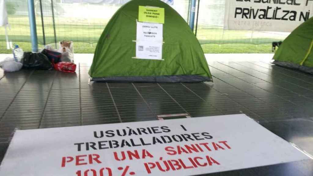 Una de las tiendas instaladas delate del Hospital del Mar de Barcelona junto a una pancarta a favor de la sanidad pública.