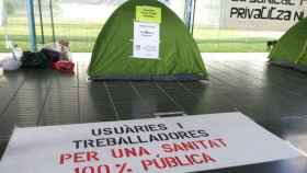 Una de las tiendas instaladas delate del Hospital del Mar de Barcelona junto a una pancarta a favor de la sanidad pública.