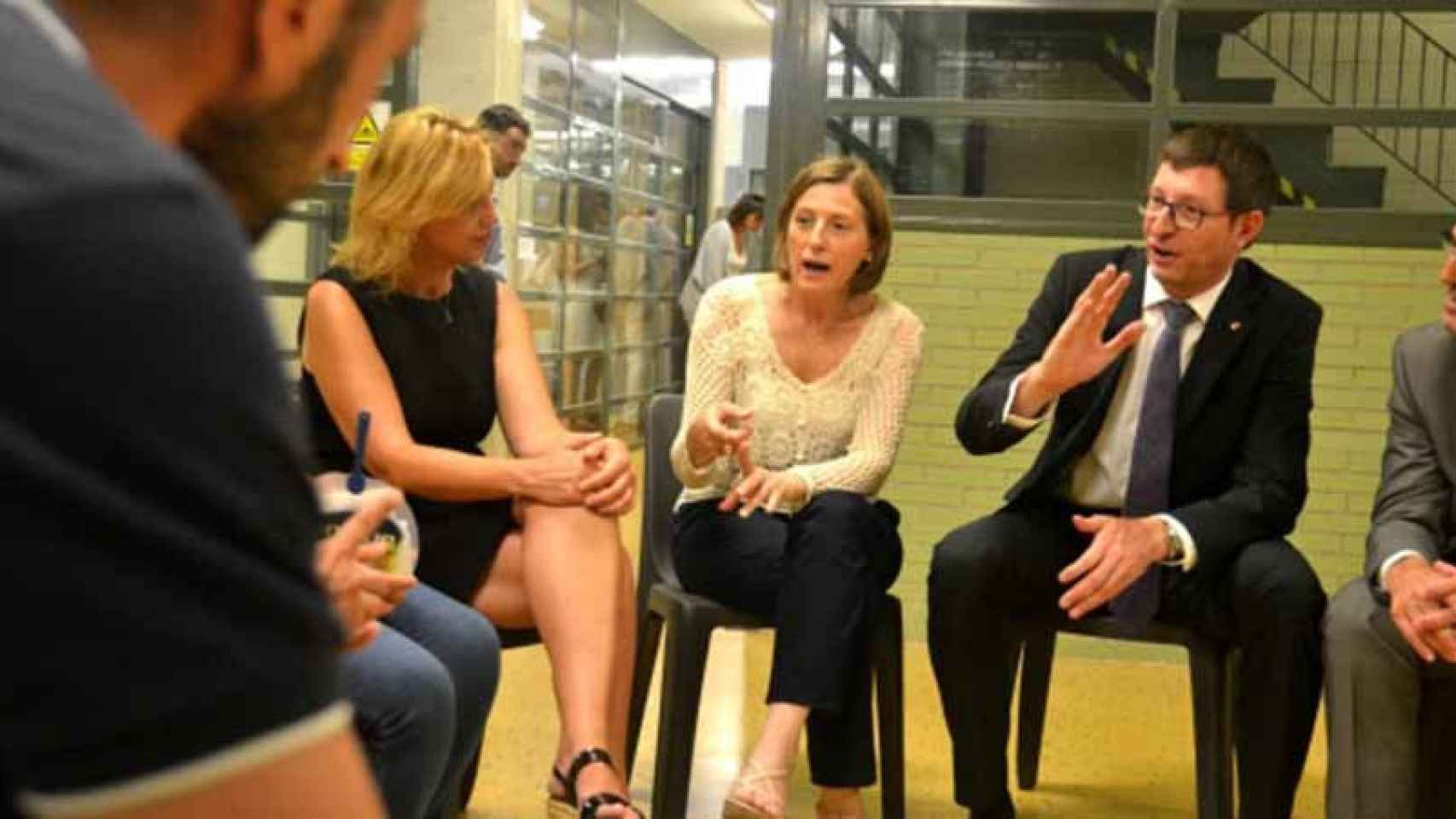 Carme Forcadell, y el consejero de Justicia, Carles Mundó, en una visita a la prisión Puig de les Basses