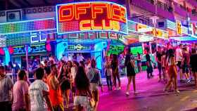 Una de las calles de Magaluf con más afluencia de turistas por las noches.