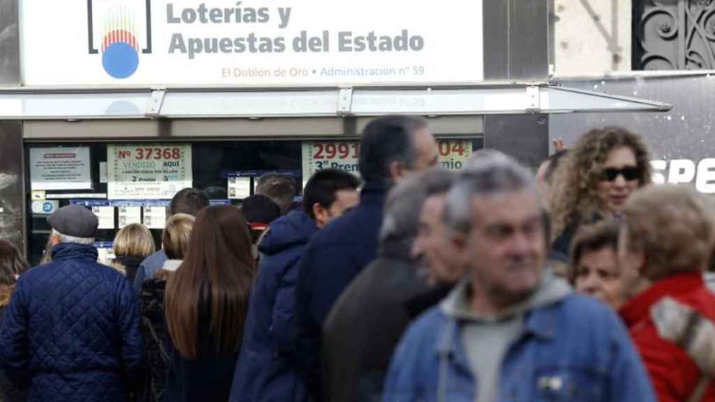 Colas ante una de las administraciones de Lotería.