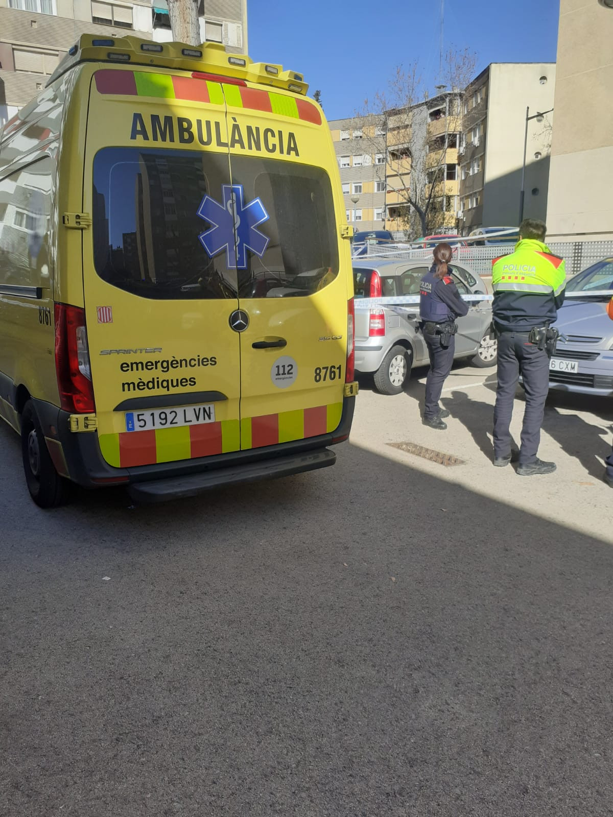 Una ambulancia del Sistema de Emergencias Médicas (SEM) en el lugar del crimen / POLICÍA LOCAL DE BADIA