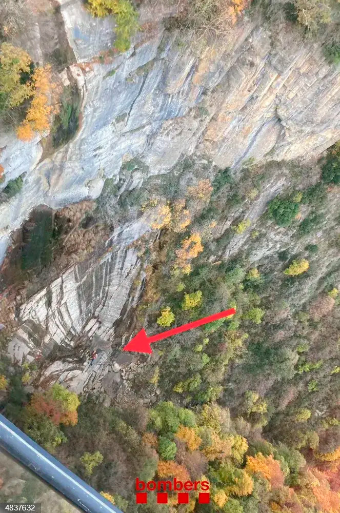 El barranco por el que ha caído la mujer en Vall d'en Bas / BOMBEROS