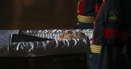 Guardias de honor rusos custodian el féretro de Mijaíl Gorbachov durante la capilla ardiente instalada en la Casa de los Sindicatos en Moscú / EFE - EPA - MAXIM SHIPENKOV