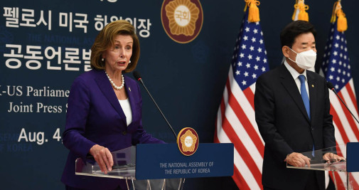 La presidenta de la Cámara de Representantes de Estados Unidos, Nancy Pelosi, junto a su homólogo surcoreano, Kim Jin-pyo, en Seúl (Corea del Sur) - EFE/EPA/Kim Min-Hee POOL