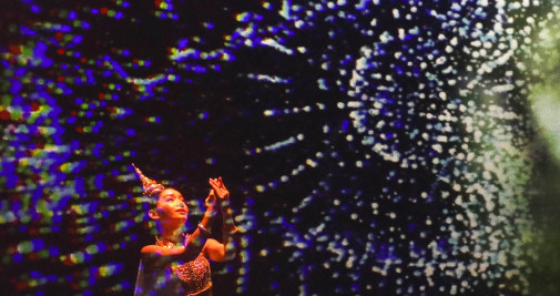 Un artista baila durante la muestra 'Con amor por la nación' para celebrar el 90 cumpleaños de la reina tailandesa Sirikit, en Bangkok - EFE/DIEGO AZUBEL