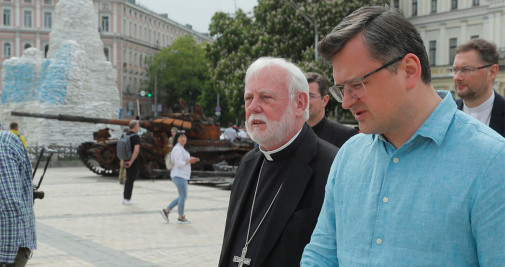El Ministro de Relaciones Exteriores de Ucrania, Dmytro Kuleba (d), y el Secretario de Relaciones con los Estados de la Secretaría de Estado de la Santa Sede, el Arzobispo Paul Richard Gallagher (c), asisten a su reunión en Kiev (Ucrania) - EFE/EPA/SERGEY DOLZHENKO