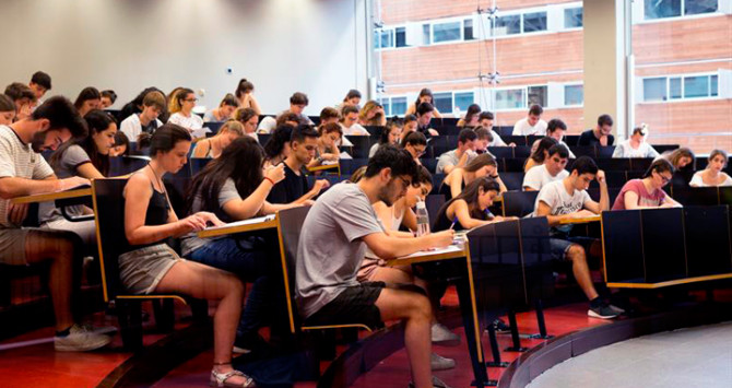 Varios alumnos en una clase de una universidad catalana / EFE