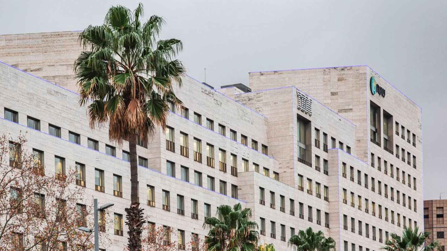 Exterior del centro comercial L'Illa Diagonal, propiedad de los Sanahuja y AXA / CG