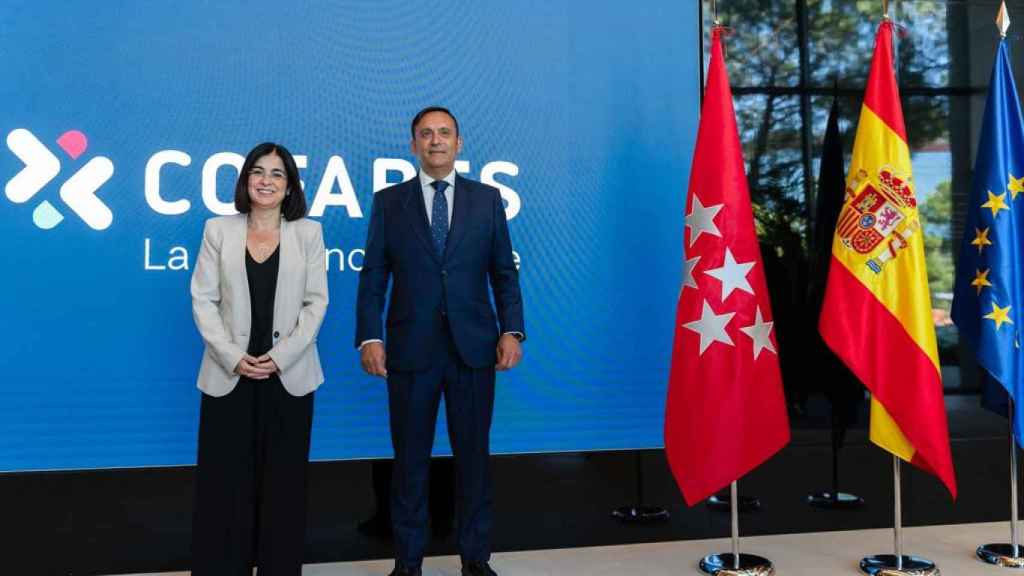 La ministra de Sanidad, Carolina Darias, junto al presidente de Cofares, Eduardo Pastor