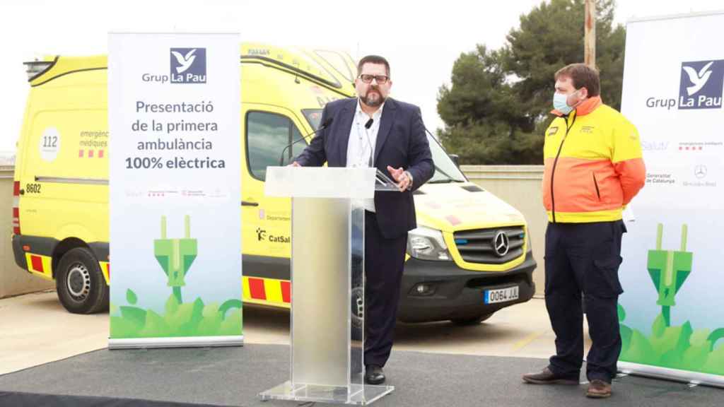 Vicenc Chicharro (i), gerente de Ambulancias La Pau, con el antiguo gerente del SEM / Cedida