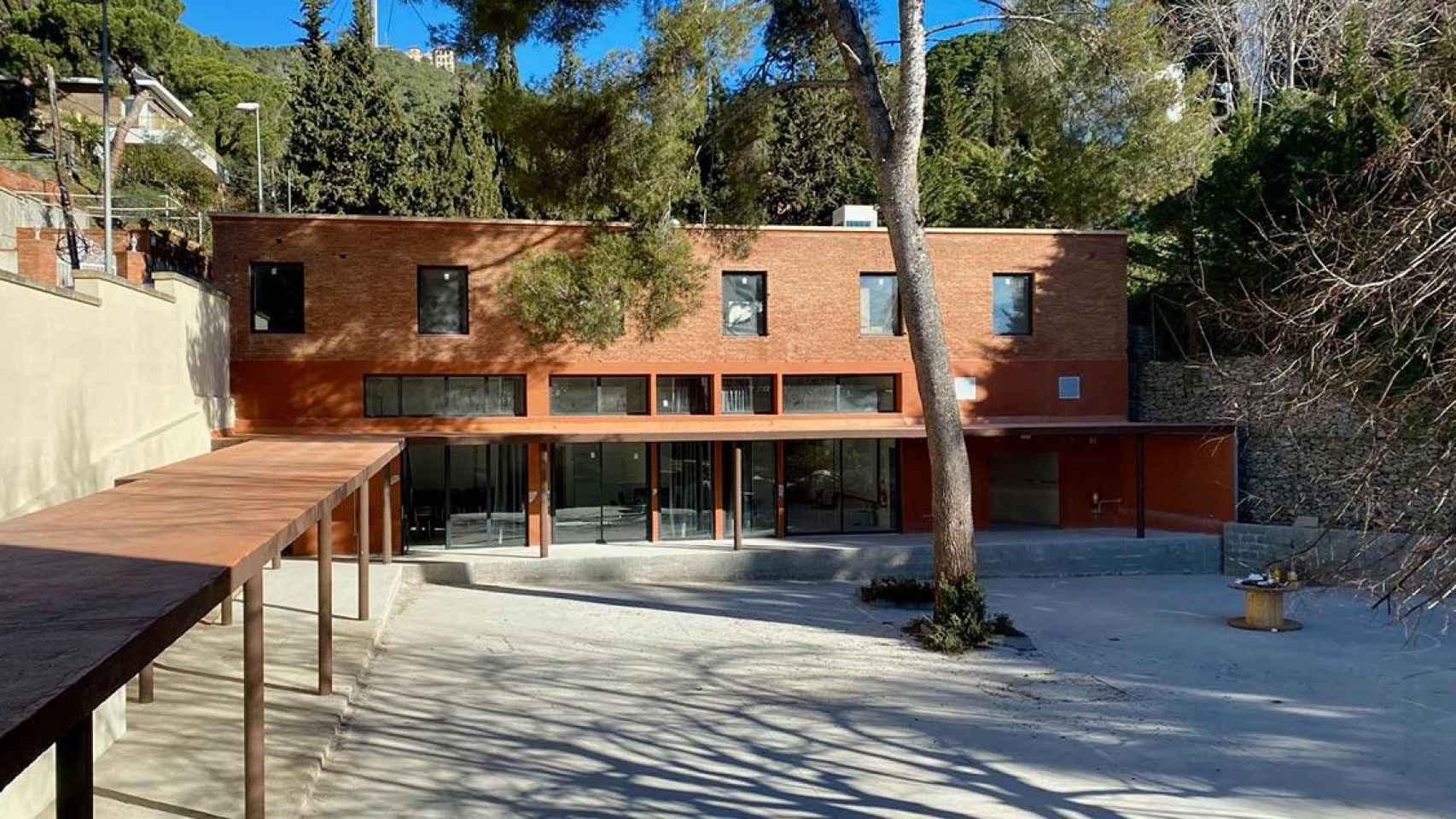 El patio del nuevo recinto de la escuela Eina, a los pies de Collserola / VR - CG