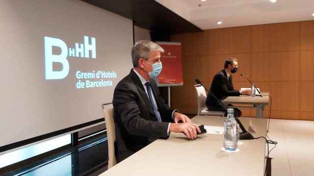 Jordi Mestre (i), presidente del Gremi d'Hotels de Barcelona, durante la rueda de prensa de hoy / CG