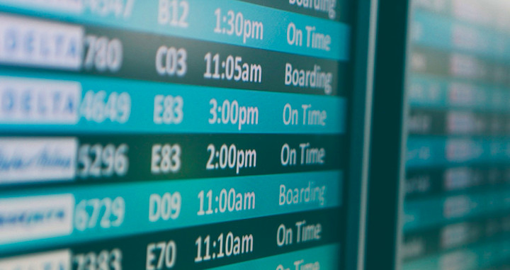 Pantalla de vuelos de un aeropuerto, con los posibles viajes al extranjero