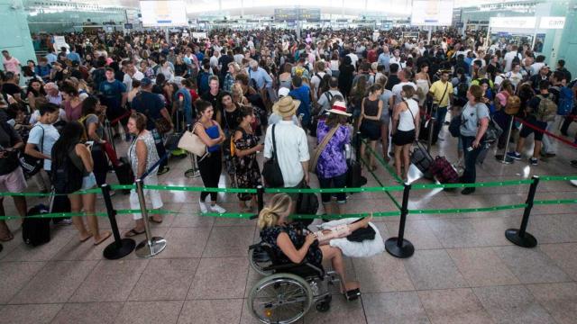 Colas en el aeropuerto de El Prat de Barcelona en 2017, año de la última huelga de seguridad en verano / EFE