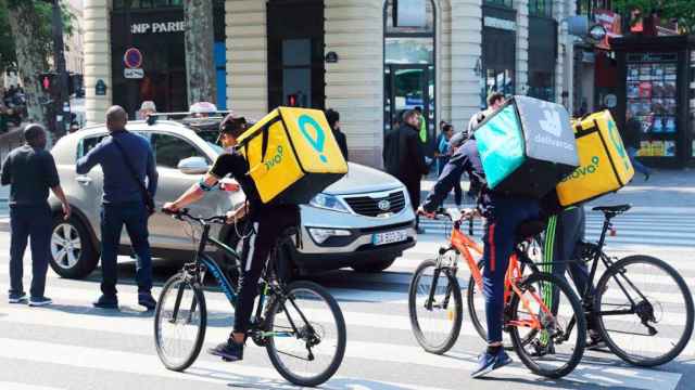 Imagen de repartidores de Deliveroo y Glovo en las calles de Barcelona / CG