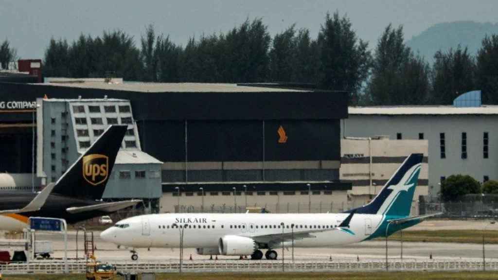 Vista del avión Boeing 737 Max 8 de la aerolínea Silkair cerca de los hangares en el aeropuerto Changi de Singapur / EFE