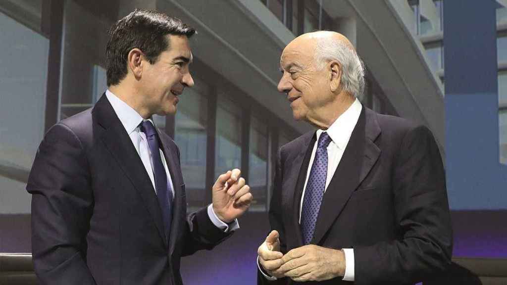 A la izquierda, el presidente de BBVA, Carlos Torres Vila, afronta el legado envenenado de su predecesor, Francisco González