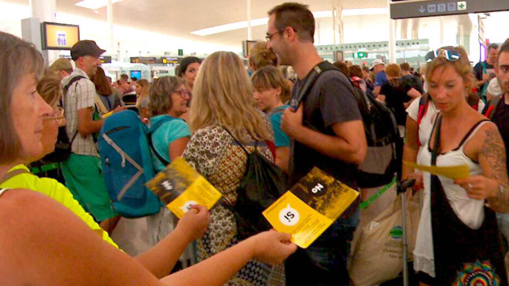 ANC usando las colas en el aeropuerto de El Prat de Barcelona para hacer campaña independentista / TWITTER