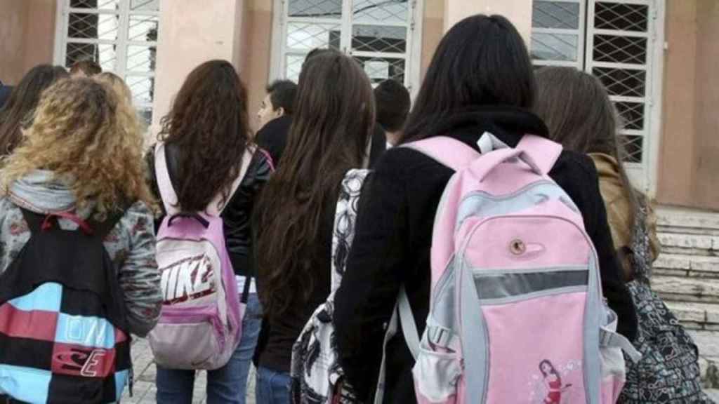 Alumnos en la entrada de un instituto.