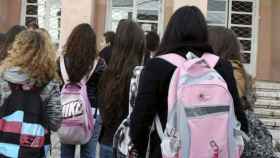 Alumnos en la entrada de un instituto.