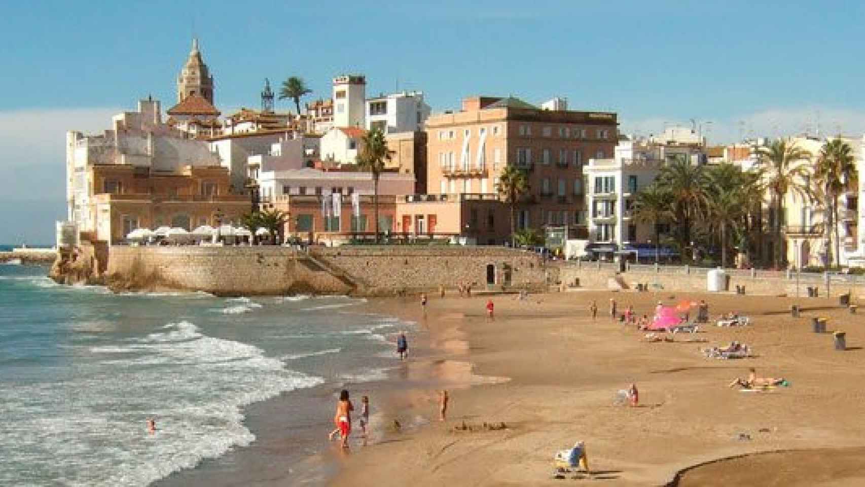 Imagen de Sitges desde sus playas de la zona norte