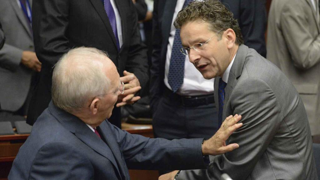 Jeroen Dijsselbloem (d) conversa con su homólogo alemán, Wolfgand Schauble