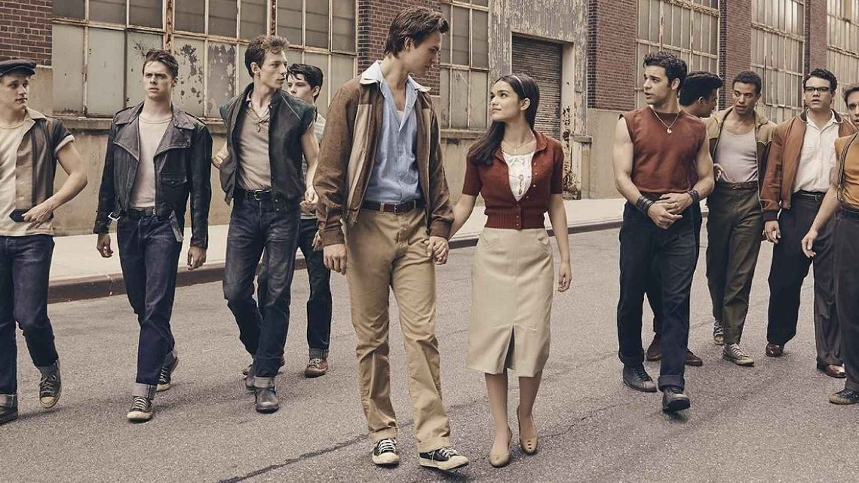 Los actores Ansel Elgort y Rachel Zegler en West Side Story / DISNEY