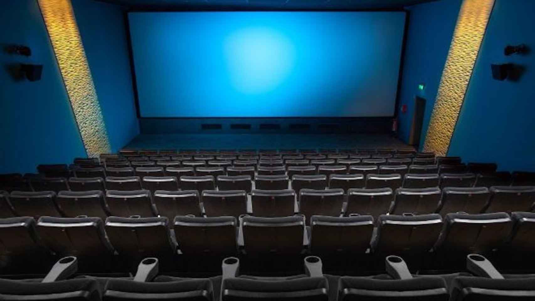 Una foto de archivo de una sala de cine / Pixabay