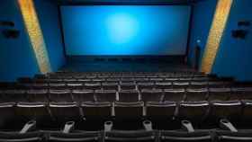 Una foto de archivo de una sala de cine / Pixabay