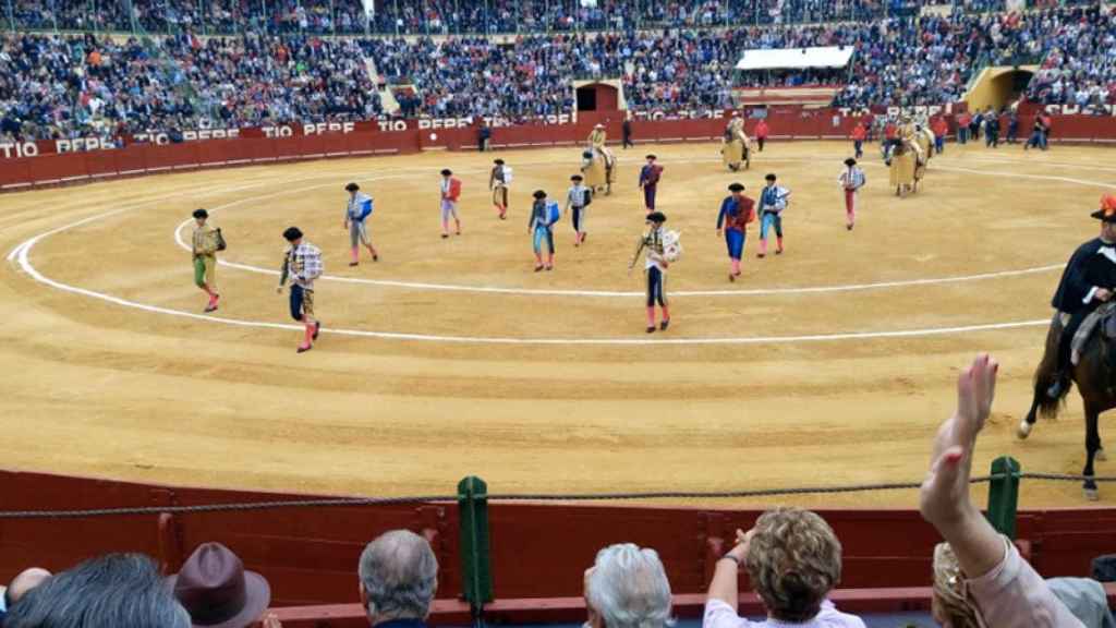 El rey Juan Carlos --en la parte inferior de la fotografía-- y la infanta Elena --con sombrero, junto a su padre-- han acudido a la corrida de José Tomás en Jerez.