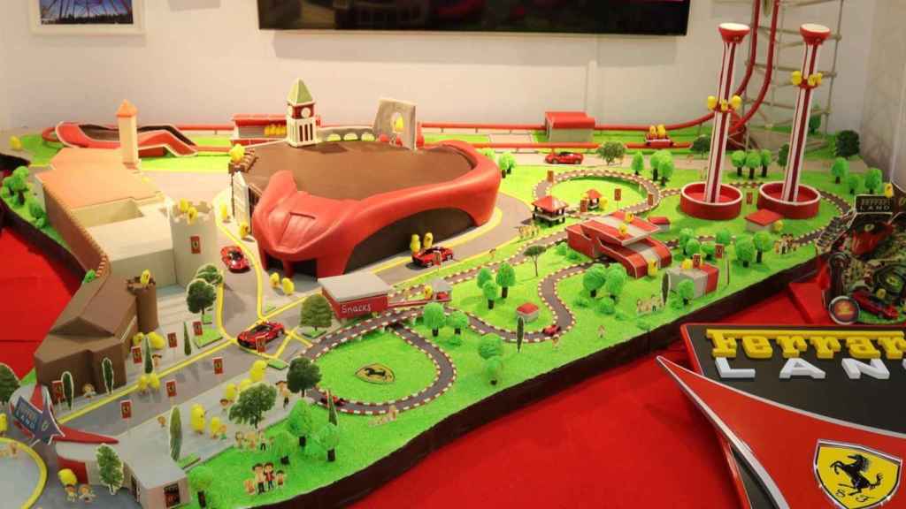 Imagen de la mona de pascua de Ferrari Land de la pasteleria Escribà / Twitter