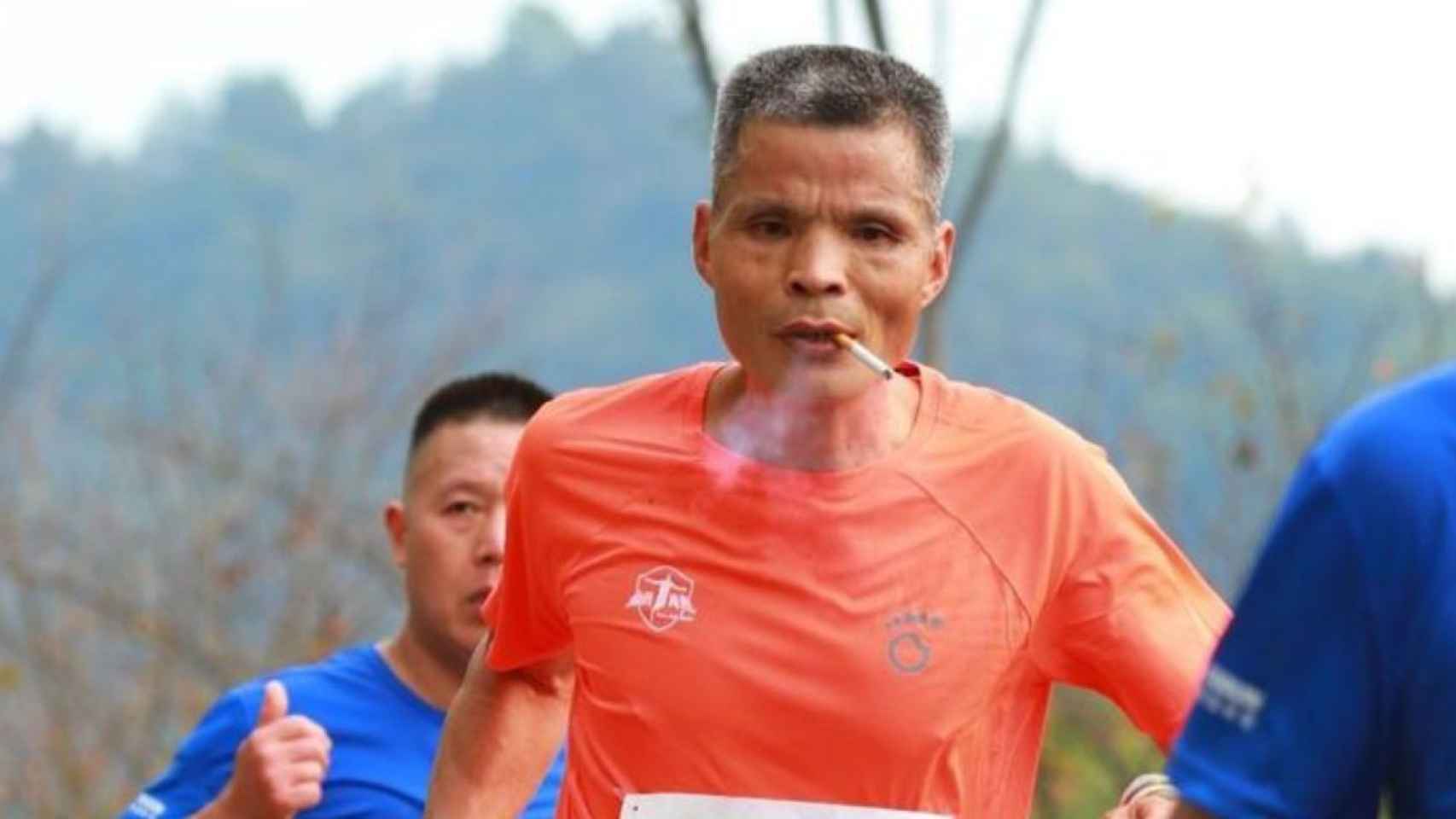 ‘Uncle Chen’, el maratoniano chino que compite fumando / REDES