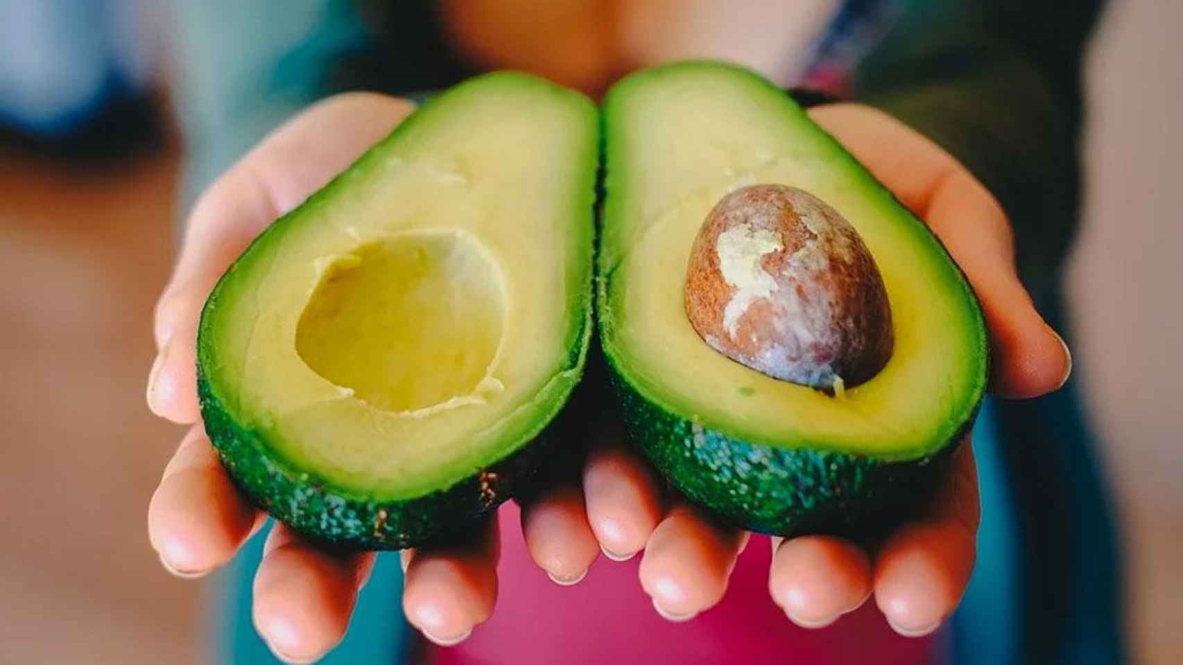 Un aguacate abierto por la mitad / PIXABAY