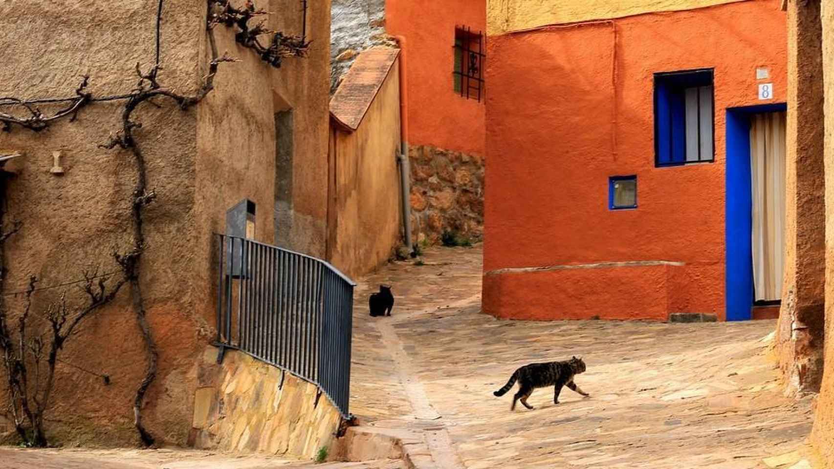 Una calle estrecha y empedrada típica de los pueblos de Cataluña / PIXABAY