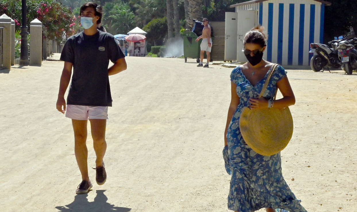 Tana Rivera paseando con Javier López por las calles de Marbella / AGENCIAS