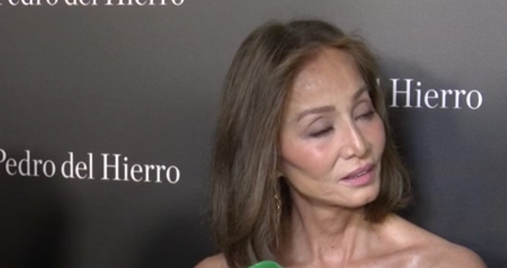 Isabel Preysler hablando con los medios en el desfile de Pedro del Hierro / GTRES