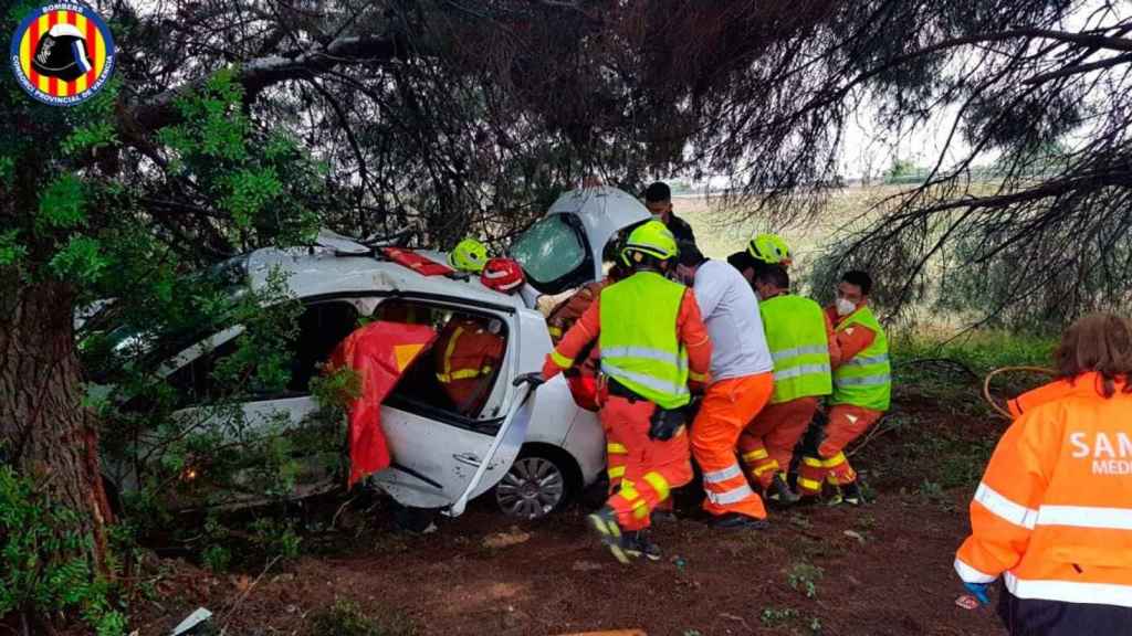 El coche, estrellado contra el árbol /EP