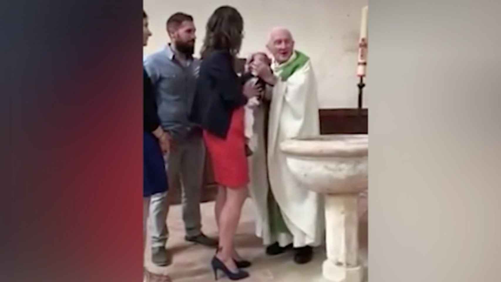 Una foto del sacerdote con el bebé instantes antes de golpearlo