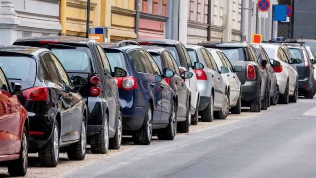 Una foto de archivo de coches aparcados en la vía pública