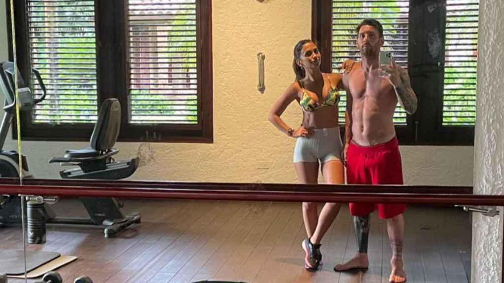 Messi y Antonella en el gimnasio