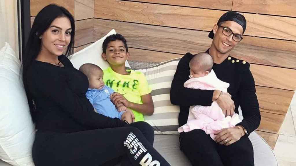 Georgina Rodríguez y Cristiano con sus hijos