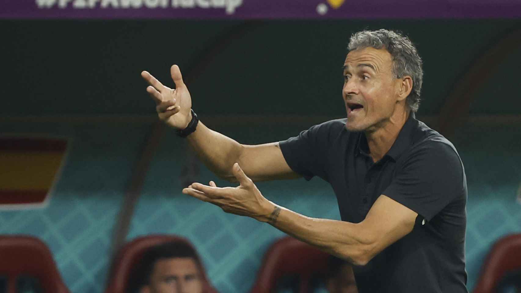 Luis Enrique da instrucciones a España durante la derrota contra Japón / EFE