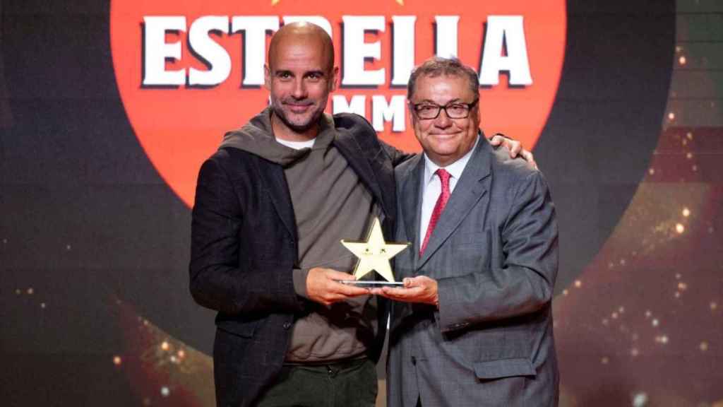 Pep Guardiola recibe su quinto premio a Mejor Entrenador del Año en el fútbol catalán / FCF