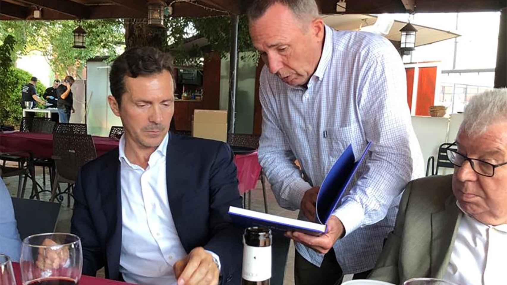 Guillermo Amor, durante una comida en el Club Laietà junto a Josep Maria Minguella / CULEMANÍA