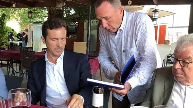 Guillermo Amor, durante una comida en el Club Laietà junto a Josep Maria Minguella / CULEMANÍA